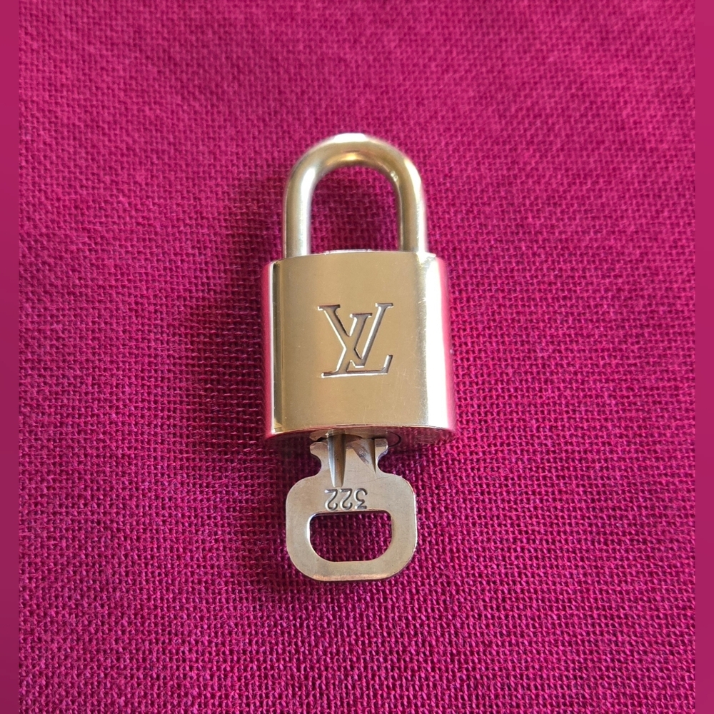 Louis Vuitton Lock And Key #322 With Lavender Bagcharm - Picture 3 of 9